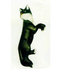 Katze hängend am Zaun Kopf rechts lebensgroß