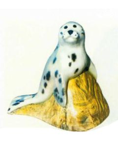 Robbe auf Stein klein lebensgroß