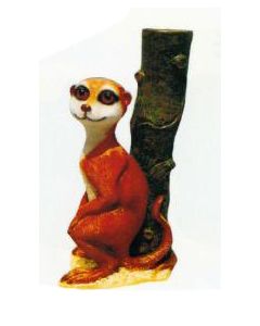 Erdmännchen am Baumstamm lebensgroß
