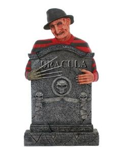 Freddy Krüger Grabstein mit Totenköpfen und Dracula lebensgroß