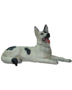 Schäferhund liegend lebensgroß
