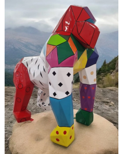 Polygonaler Goriller in bunter Flächenoptik lebensgroß
