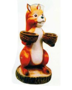 Eichhörnchen mit Walnussschalen als Gefäße verkleinert