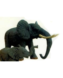 großer stehender Elefant Rüssel unten lebensgroß