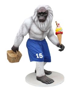 Yeti in Basketballhose mit Eis und Korb lebensgroß
