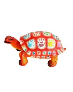 Bunte Schildkröte mit kyrillischem Alphabet und Ziffern zum Sitz lebensgroß