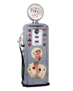 Retro Zapfsäule Grau mit Karten und sexy Frau als Schrank verkleinert