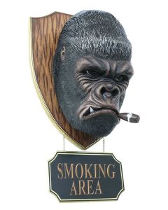 Gorillakopf mit Zigarre und *Smoking Area*Schild lebensgroß