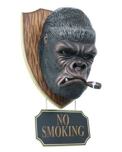 Gorillakopf mit Zigarre und *No Smoking*Schild lebensgroß