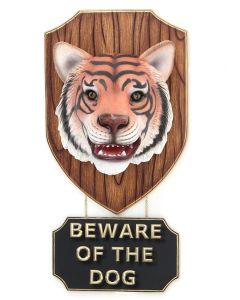 Tigerkopf mit *Beware Of The Dog*Schild lebensgroß