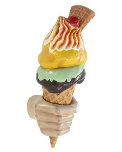 Eis mit Waffel in der Hand für Wand vergrößert