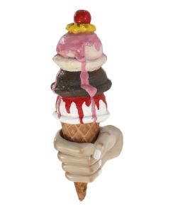 Eis mit Kirsche in der Hand für Wand vergrößert