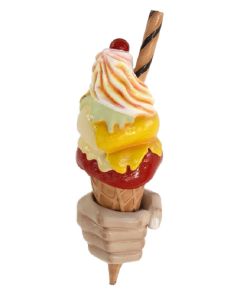 Eis mit Röhrchen in der Hand für Wand vergrößert
