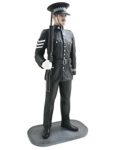 Britischer Polizist mit Waffe lebensgroß