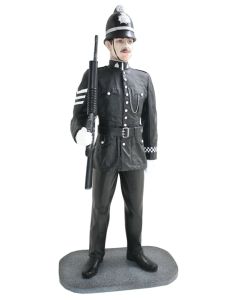 Britischer Polizist mit Helm und Waffe lebensgroß