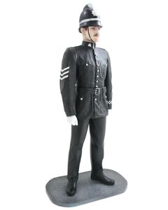 Britischer Polizist mit Helm lebensgroß
