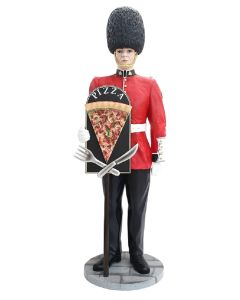 britischer Wächter mit PizzaSchild lebensgroß