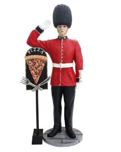 britischer Wächter mit PizzaTafel lebensgroß