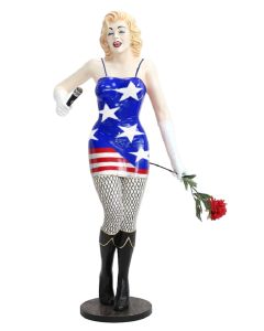 Marilyn in amerikanischem Kleid mit Rose und Mikro lebensgroß
