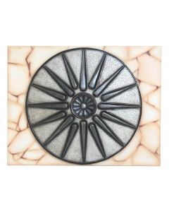 Antikes Mittelalterliches Schild Silber auf Mosaikfür Wand lebensgroß