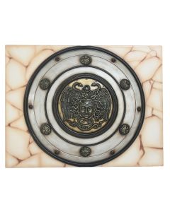 Antikes Mittelalterliches Schild mit Medusa Weiß Gold auf Mosaik lebensgroß