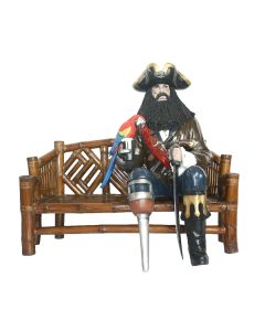 Pirat Blackbeard mit Papagei auf Bambusbank lebensgroß