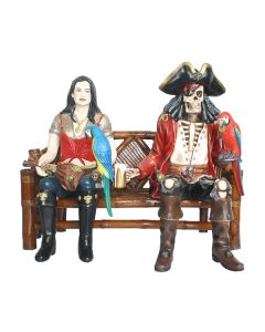 Piratenfrau und Piratenskelett auf Bank lebensgroß