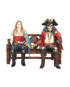 Blonde Piratenfrau und Piratenskelett auf Bank lebensgroß