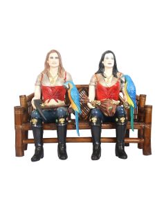 Piratenfrauen auf Bambusbank lebensgroß