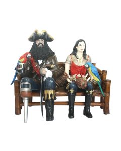 Pirat Blackbeard und Piratenfrau auf Bambusbank lebensgroß