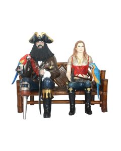 Pirat Blackbeard und blonde Piratenfrau auf Bambusbank lebensgroß