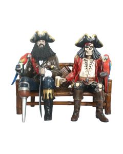 Pirat Blackbeard und Piratenskelett auf Bambusbank lebensgroß