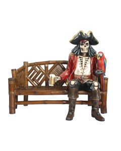 Piratenskelett auf Bambusbank lebensgroß