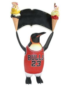 Pinguin Basketball mit 2 Eis und Angebotsschild lebensgroß