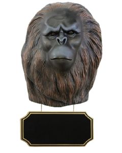 Big Foot Kopf mit Angebotsschild lebensgroß