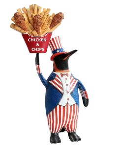 Pinguin amerika mit Hühnchen und Pommes lebensgroß