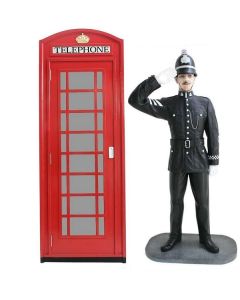 Telefonzelle und britischer Polizist mit Helm Salutierend lebensgroß