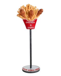 Hühnchen und Pommes auf Ständer vergrößert