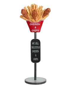 Hühnchen und Pommes auf Ständer mit Angebotsschild vergrößert