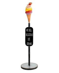 Eis mit Waffel Angebotsschild auf Ständer vergrößert