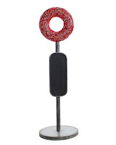 Donut rot auf Ständer mit Angebotsschild vergrößert