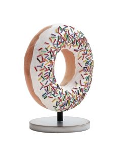 Donut weiß auf kleinem Ständer vergrößert