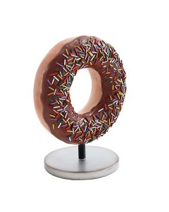 Donut braun auf kleinem Ständer vergrößert