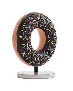 Donut dunkelbraun auf kleinem Ständer vergrößert