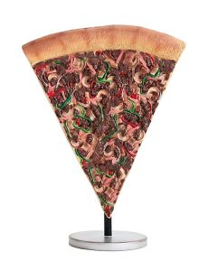 Pizzastück auf kleinem Ständer vergrößert