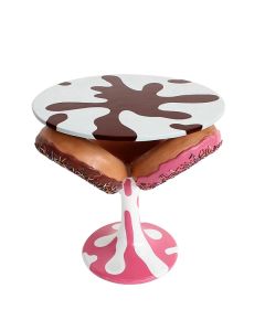 Eiscremetisch mit Donuts vergrößert