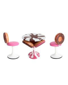 Eiscremetisch mit Donuts und Donutstühle vergrößert
