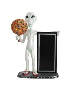 Alien mit Keks und Angebotstafel lebensgroß