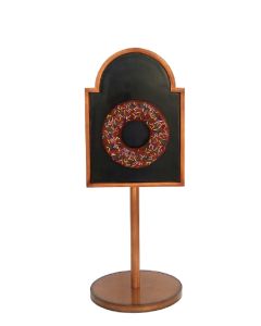 Donut braun auf Angebotstafel auf Ständer vergrößert