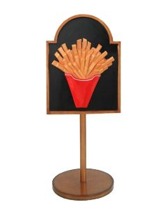 Pommes auf Angebotstafel auf Ständer vergrößert